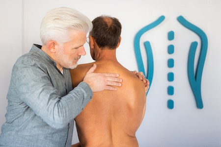 De Osteopaat behandelt nekklachten, schouderklachten en rugklachten. Osteopaat Rob van de Veerdonk van Osteopathie Winkens Vught en Ravenstein.