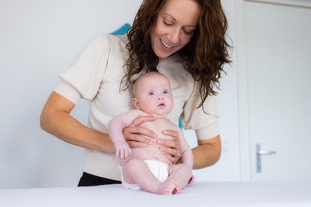 Al onze osteopaten behandelen baby's. Osteopaat Saskia Eykholt van Osteopathie Winkens Vught en Ravenstein.